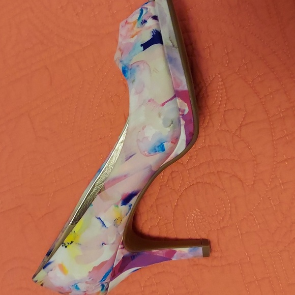 Shoes - Picture 3 of 4